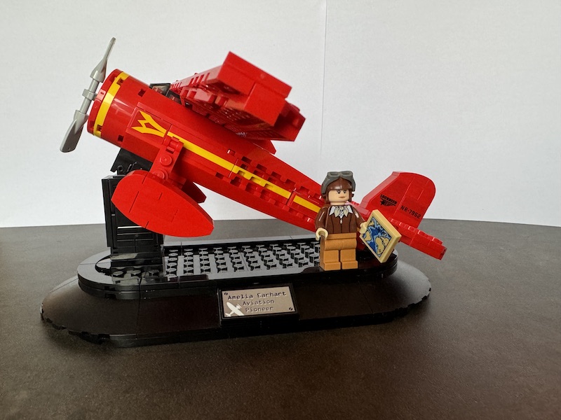 Set LEGO représentant Amélia Earhart devant son avion.