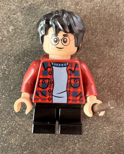 figurine LEGO Harry Potter de face avec un visage heureux et une peau blanche