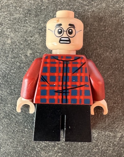 même figurine LEGO que sur l'image précédente mais de dos avec un visage apeuré